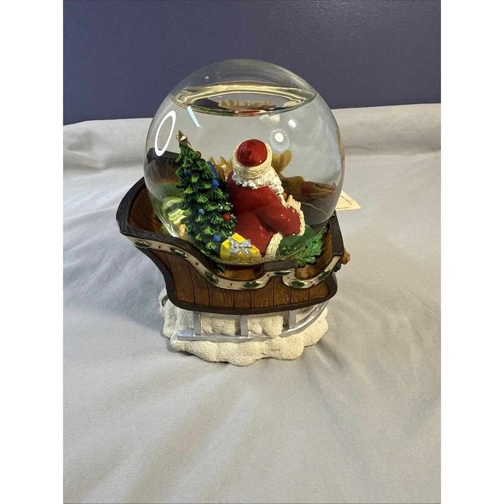 2005 Target Santa Sleigh Reindeer Musical Snow Globe Here Comes Santa Claus WT